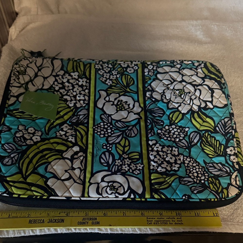 Vera Bradley island blooms Green and Black Floral Quilted laptop Sleeve